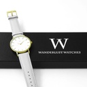 Reloj de Pulsera Wanderlust, Esfera Blanca con correa gris, azul y rosa - Dorado